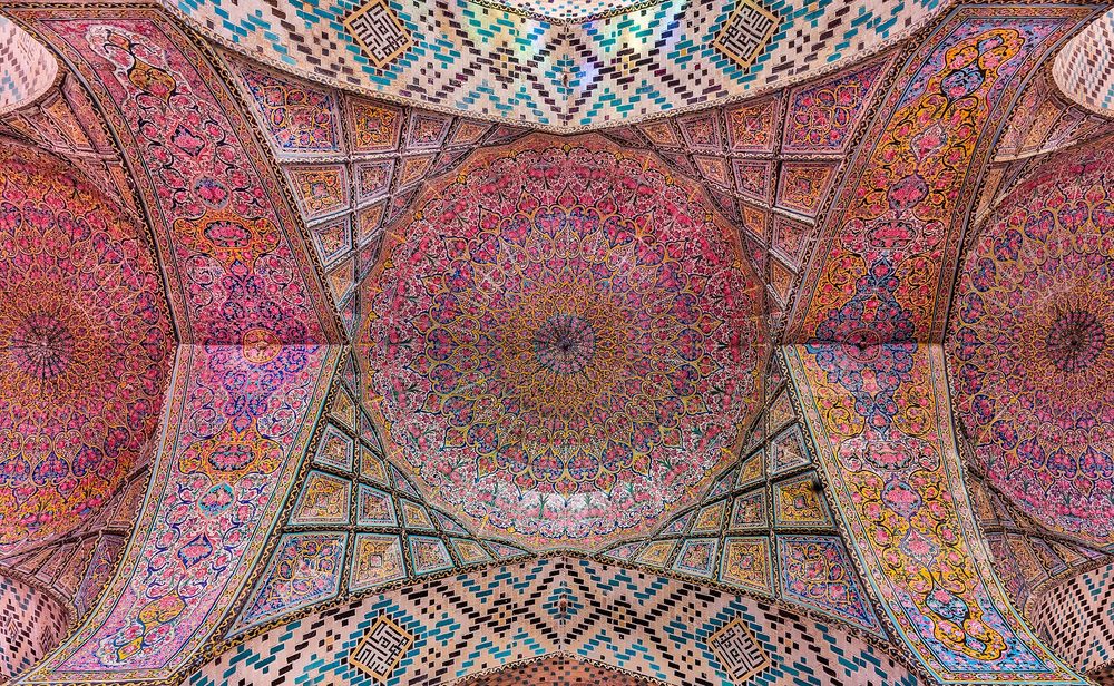 سقف آینه‌کاری و کاشی‌کاری بنای تاریخی در شیراز